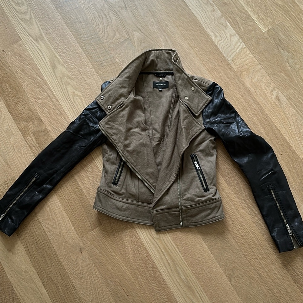 Cropped jacket.